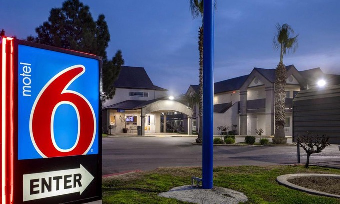 Buttonwillow Hotel | Pet-Friendly Motel 6 in Buttonwillow, CA with Pool Access
