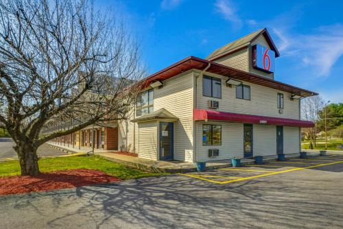 Carlisle Hotel | Pet-Friendly Motel 6 Carlisle, PA - Family Friendly Stays