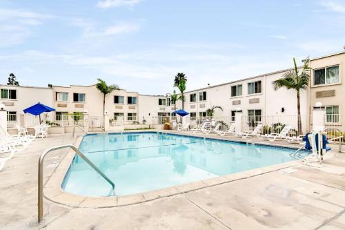Harbor Hotel | Pet-Friendly Motel 6 in Carson, CA with Pool Access