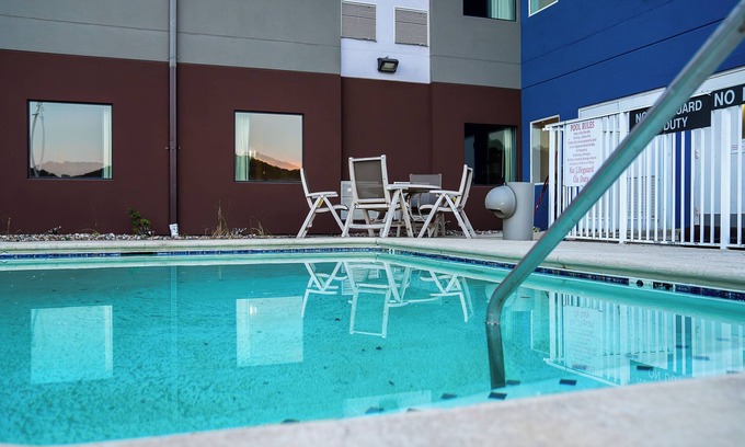 Caseyville Hotel | Budget-Friendly Motel 6 in Caseyville, IL with Pool Access
