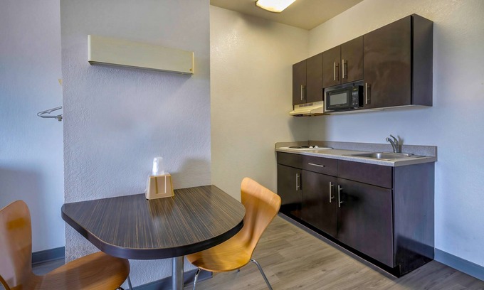 Cedar Park Hotel | Relaxing Motel 6 Cedar Park, TX: Pool & Breakfast Included