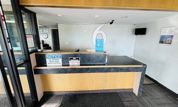 Cedar Rapids - Iowa City Hotel | Budget-Friendly Stay at Motel 6 Cedar Rapids with Breakfast