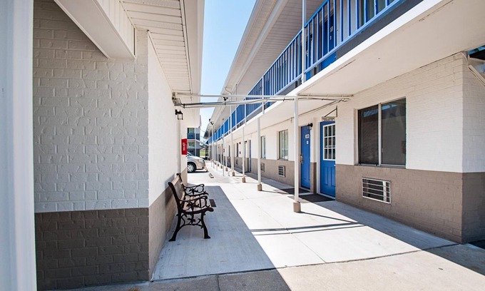Charles Town Hotel | Comfortable Motel 6 in Charles Town, WV with Breakfast