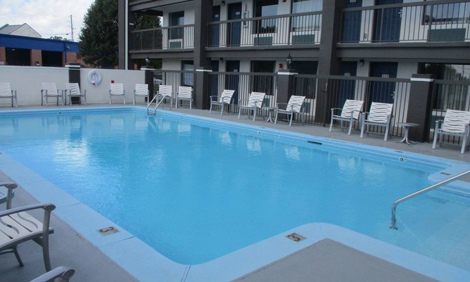 Graysville Hotel | Budget-Friendly Motel 6 Chattanooga with Pool & Breakfast