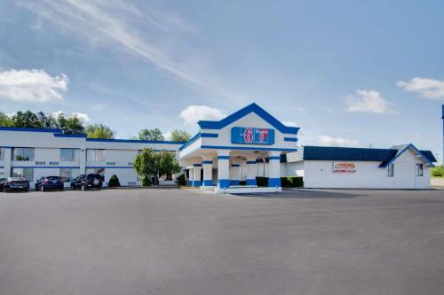 Clarion Hotel | Convenient Motel 6 in Clarion, PA with Pool & Pet-Friendly