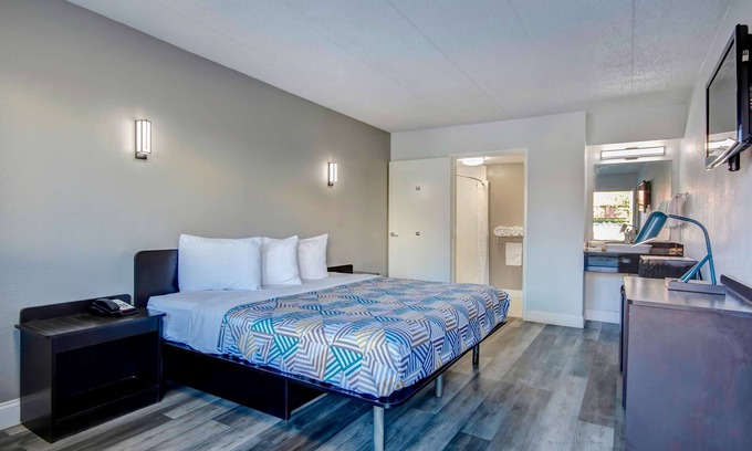 Clintonville Hotel | Budget-Friendly Motel 6 in Columbus with Breakfast Included