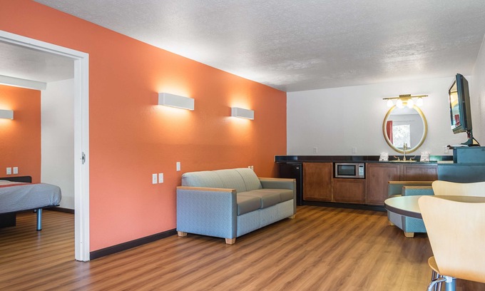 Columbus Hotel | Budget-Friendly Motel 6 in Columbus, OH with Pool & Breakfast