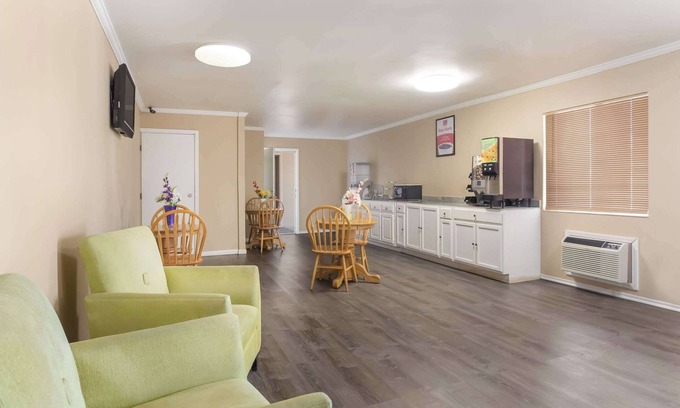 Concordia Hotel | Budget-Friendly Econo Lodge: Enjoy Spa, Restaurant & Breakfast