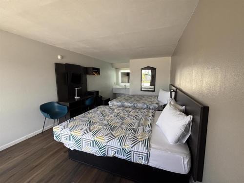 Conway Hotel | Comfortable Stay at Conway Express Inn with Hot Tub Access