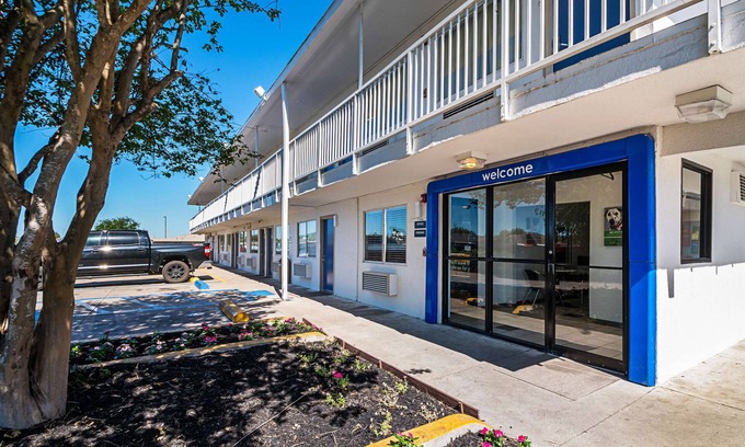 Central City Hotel | Budget-Friendly Motel 6 in Corpus Christi with Pool & Breakfast