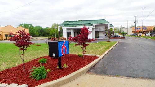 Covington Hotel | Pet-Friendly Motel 6 in Covington, TN with Pool Access