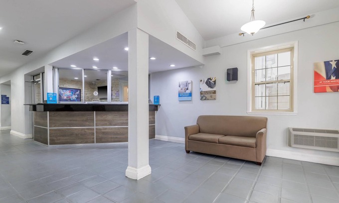 Dallas Design District Hotel | Convenient Motel 6 in Downtown Dallas with Pool & Breakfast