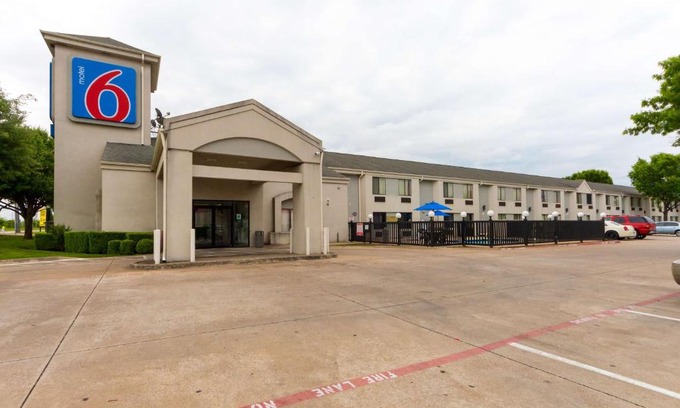 Lake Highlands Hotel | Budget-Friendly Motel 6-Dallas with Pool and Pet Access
