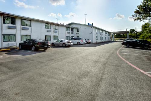 Cedar Crest Hotel | Budget-Friendly Motel 6 in Dallas with Pool & Pet Options