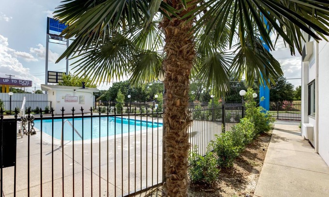 Cedar Crest Hotel | Budget-Friendly Motel 6 Dallas with Pool & Breakfast