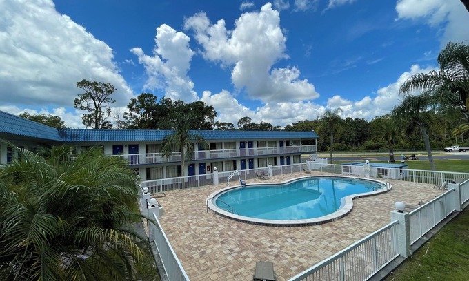 Daytona Beach Hotel | Budget-Friendly Motel 6 Daytona Beach with Breakfast Included