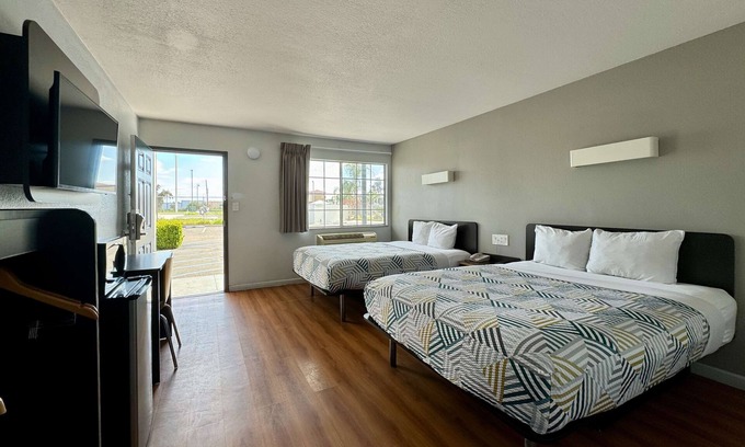 Delano Hotel | Budget-Friendly Motel 6 Delano with Pool and Breakfast