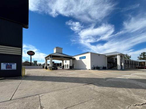 Denham Springs Hotel | Comfortable Stay at Motel 6 Denham Springs, LA for Everyone