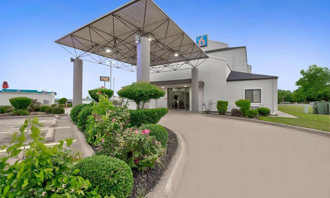 Denison Hotel | Pet-Friendly Motel 6 in Denison, TX with Pool Access