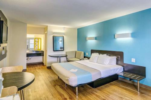 Dickson Hotel | Budget-Friendly Motel 6 in Dickson, TN with Great Amenities