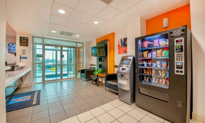 Eagle Pass Hotel | Discover Motel 6 Eagle Pass, TX - Lakefront Escape