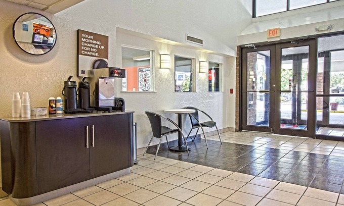 East Brunswick Hotel | Convenient Motel 6 in East Brunswick, NJ with Breakfast & Spa