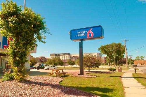 Elkhart Hotel | Pet-Friendly Motel 6 Elkhart: Ideal for Family Getaways