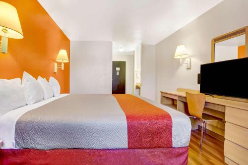 Espanola Hotel | Pet-Friendly Comfort at Motel 6-Espanola, NM
