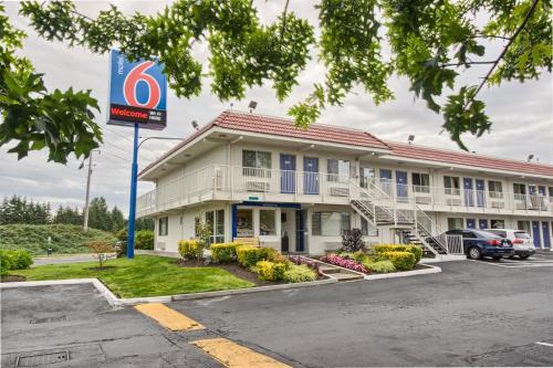 Paine Field-Lake Stickney Hotel | Budget-Friendly Motel 6 in Everett, WA with Pet Amenities