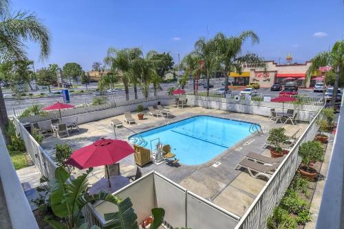 Fontana Hotel | Comfortable Stay at Motel 6 Fontana, CA - Pet Friendly & Pool