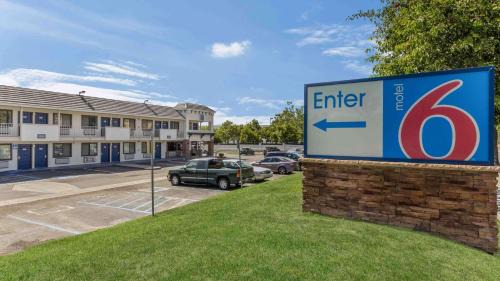 Fremont Hotel | Budget-Friendly Motel 6 - Fremont, CA with Pet Access