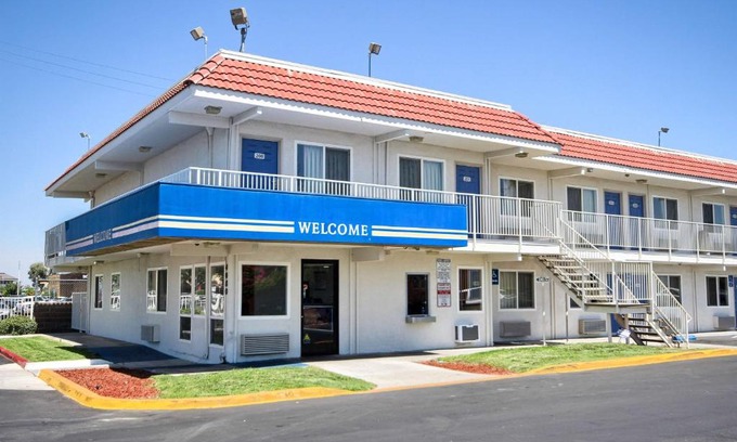 Raisin Hotel | Budget-Friendly Motel 6-Fresno with Pool & Pet Options