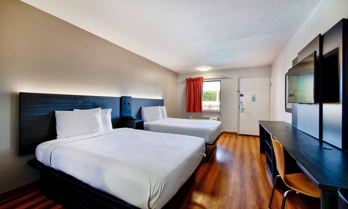 Gainesville Hotel | Budget-Friendly Motel 6 in Gainesville, GA with Pool & Breakfast
