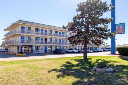Garland Hotel | Budget-Friendly Motel 6-Garland, TX with Pool & Pet Options