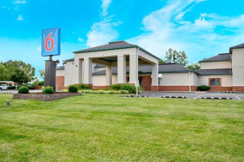Georgetown Hotel | Budget-Friendly Motel 6 - Georgetown, KY with Pool & Pet Access