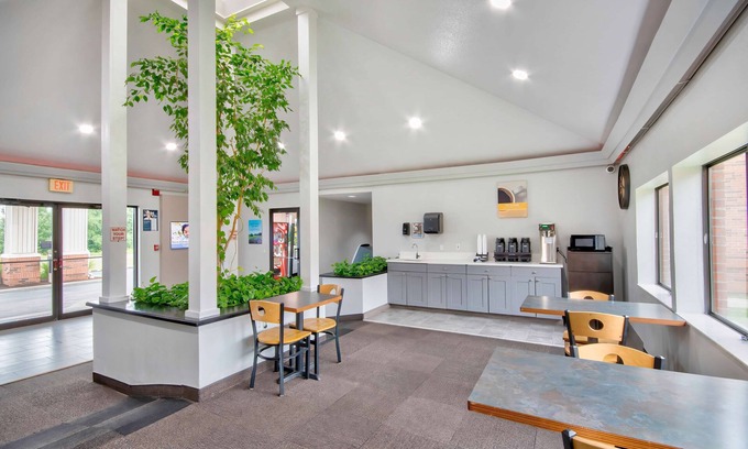 Georgetown Hotel | Budget-Friendly Motel 6 Georgetown with Pool & Breakfast
