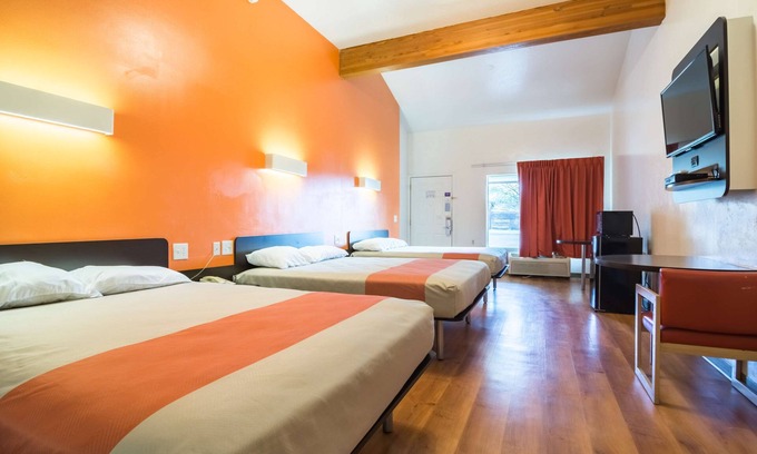 Globe Hotel | Convenient Motel 6 Globe, AZ: Pool & Family-Friendly Dining