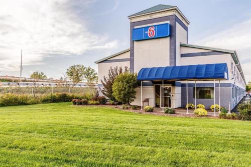 Ashwaubenon Hotel | Budget-Friendly Stay at Motel 6 Near Lambeau Field