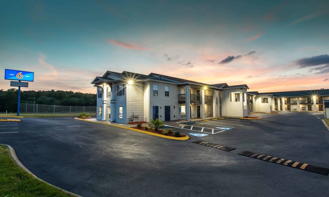 Conestee Hotel | Convenient Motel 6 Greenville, SC - Close to Downtown & Amenities