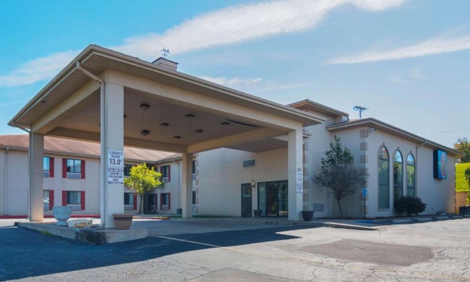 Hannibal Hotel | Convenient Motel 6 in Hannibal, MO with Family-Friendly Amenities