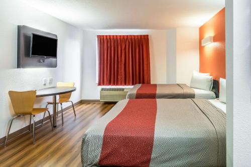 Harvey Hotel | Budget-Friendly Motel 6 in Harvey, IL - Pet & Wheelchair Access