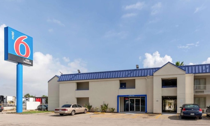 North Shore Hotel | Convenient Motel 6-Houston, TX - East with Pool & Pet Friendly