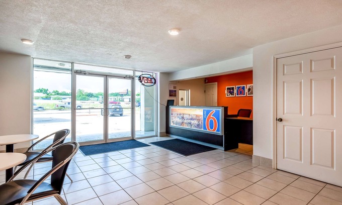 North Shore Hotel | Convenient Motel 6 Houston, TX - Family-Friendly Amenities