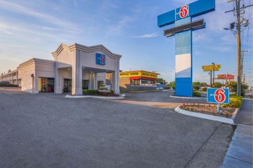 Jacksonville Hotel | Budget-Friendly Motel 6 in Jacksonville, NC with Pool