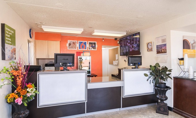 Joliet Hotel | Budget-Friendly Motel 6 Joliet, IL - Breakfast Included