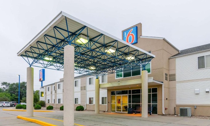 Kearney Hotel | Pet-Friendly Motel 6 in Kearney, NE - Family Friendly Stay