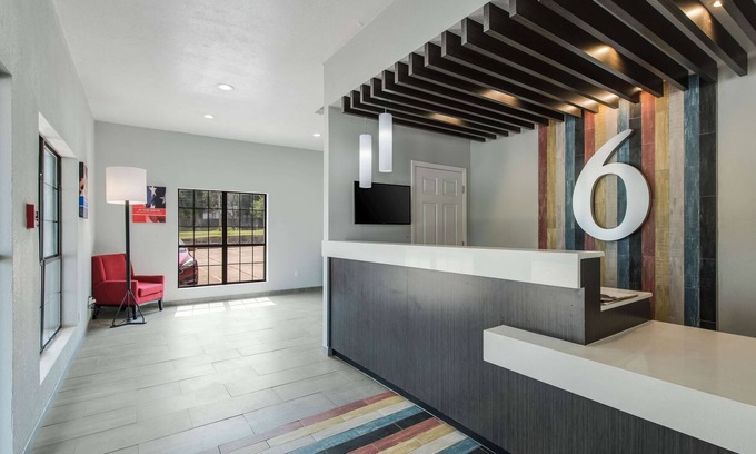 Kilgore Hotel | Budget-Friendly Motel 6 Kilgore, TX with Pool & Breakfast