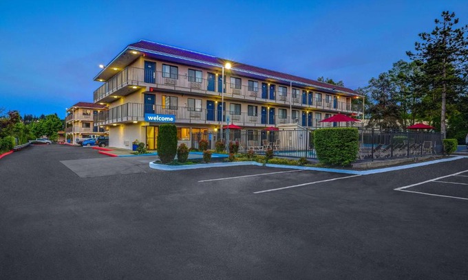 Totem Lake Hotel | Welcoming Motel 6 - North Kirkland with Pool & Pet-Friendly Options