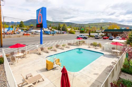 Klamath Falls Hotel | Pet-Friendly Motel 6 in Klamath Falls with Pool Access