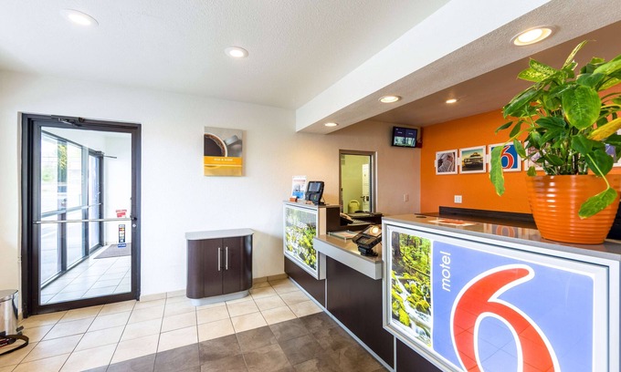 Klamath Falls Hotel | Welcoming Motel 6 Klamath Falls with Pool and Family Amenities